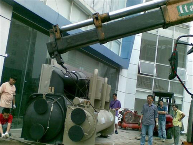 临翔区随车吊和汽车吊的核心区别是什么？哪种更省钱？